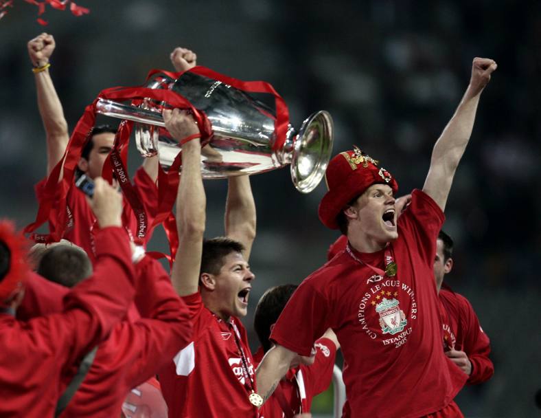 25 Maggio 2005. Il capitano Gerrard e i compagni del Liverpool conquistano la Champions battendo in finale ai rigori il Milan allo stadio di Istanbul (Reuters)